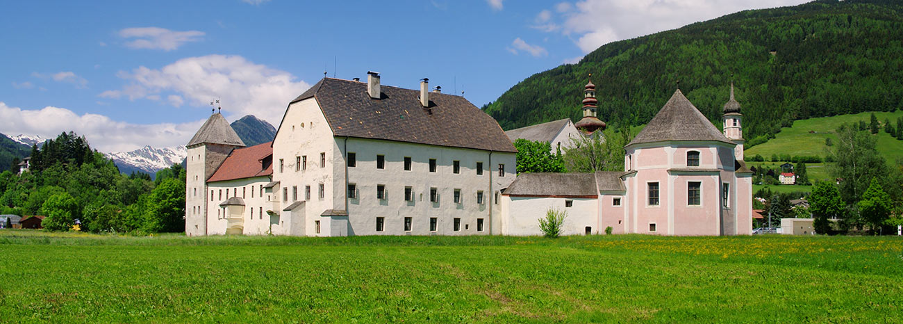 Das Kloster von Sterzing, umgeben von Wiesen und Bergen