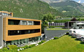 Alpines Wellnesshotel Tyrol, la piscina e le sdraio
