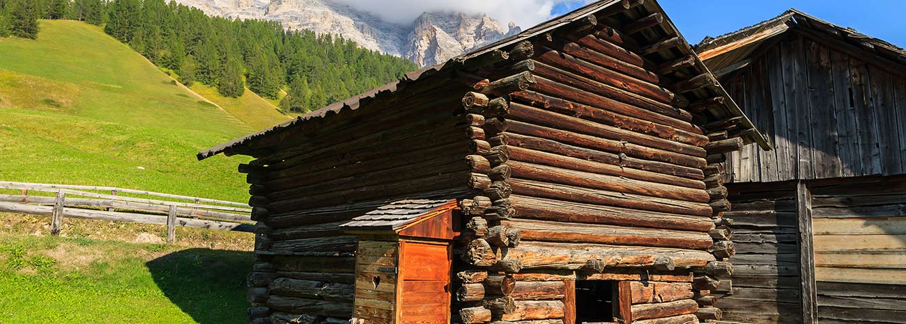 Capanna di legno tra le montagne dell'Alta Badia