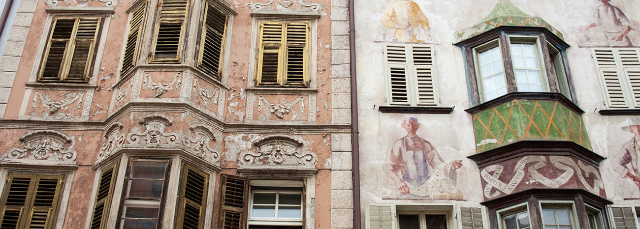 Facciate di una casa di Bolzano dipinte con affreschi