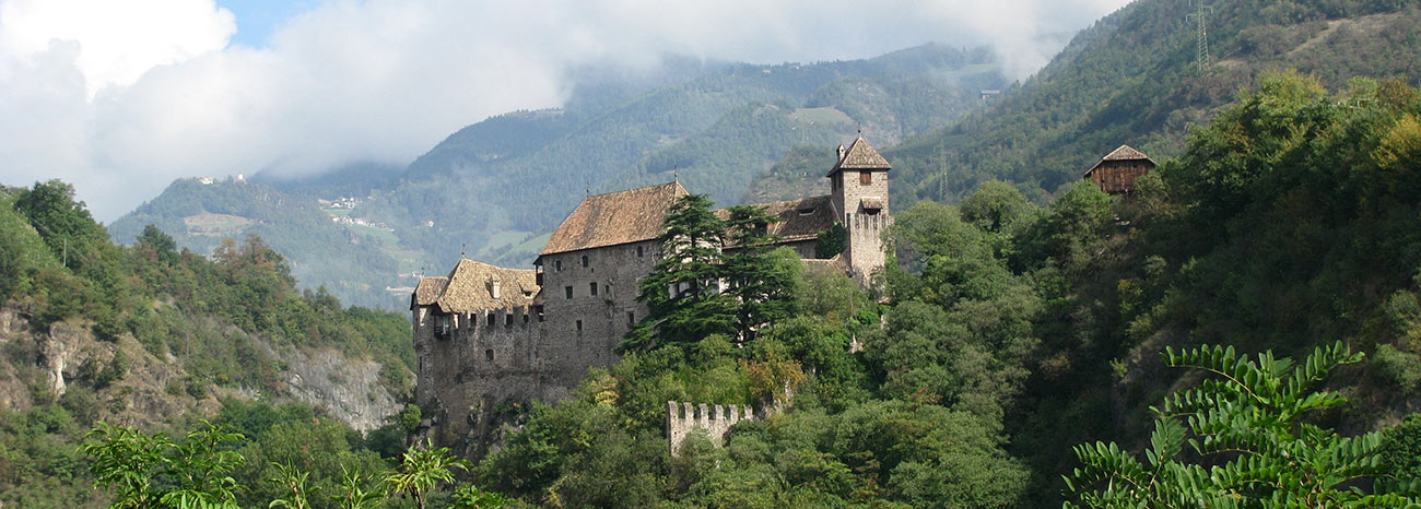 Eine Burg in den Wäldern in der Nähe von Bozen in Südtirol