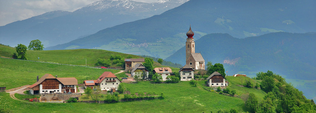 Das Dorf von Ritten umgeben von Bergen