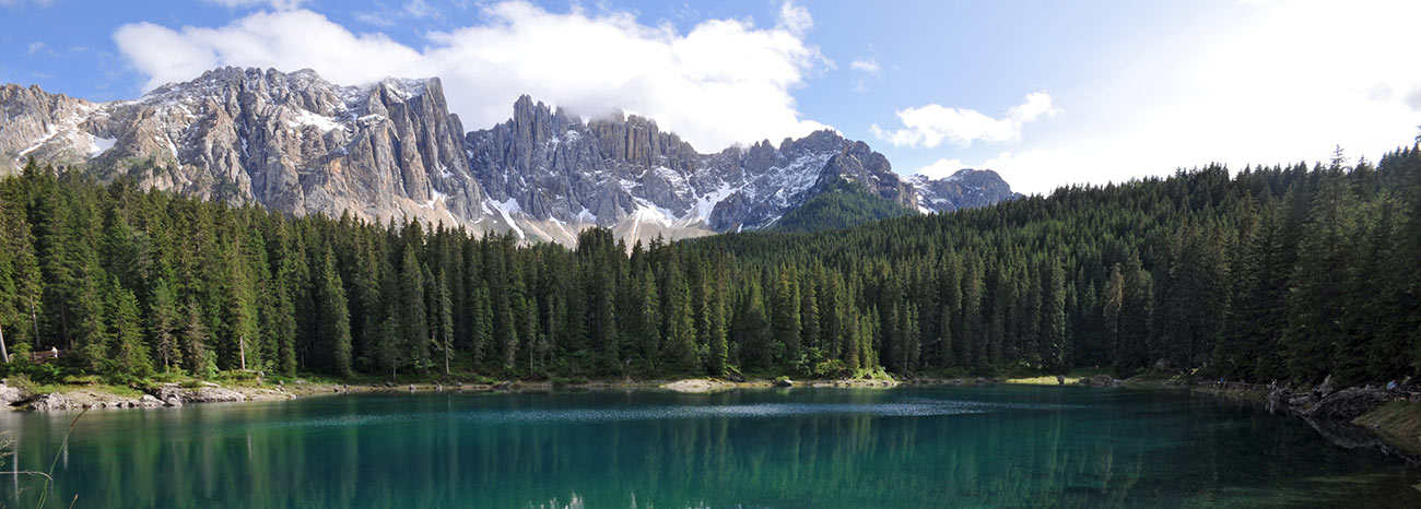 Il Lago di Carezza circondato dal bosco e il Catinaccio alle sue spalle