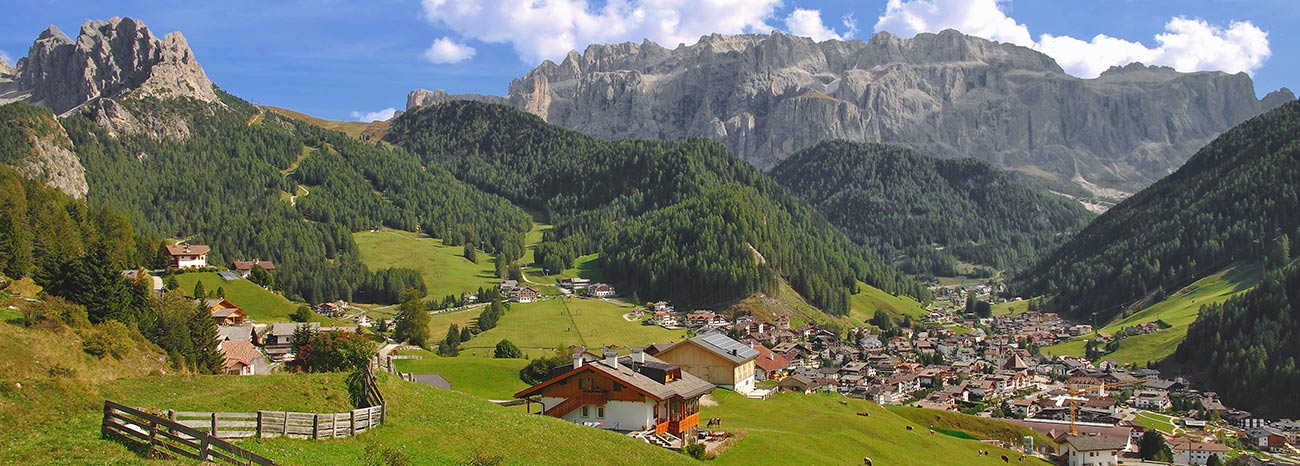 Un paese della Val Gardena circondato dalle Dolomiti