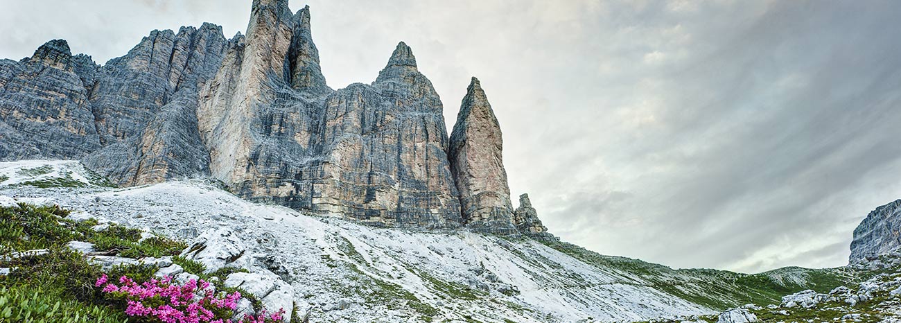 Le Tre cime di Lavaredo in una giornata con un cielo grigio