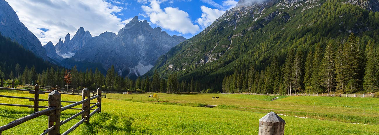 Weite Wiesen, Wälder und Berge im Fischleintal