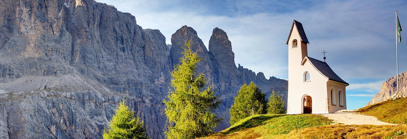 Kirche auf einem Hügel in den Dolomiten