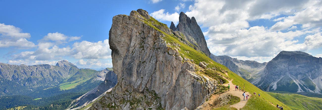 Una splendida montagna delle Dolomiti con una strana forma a punta
