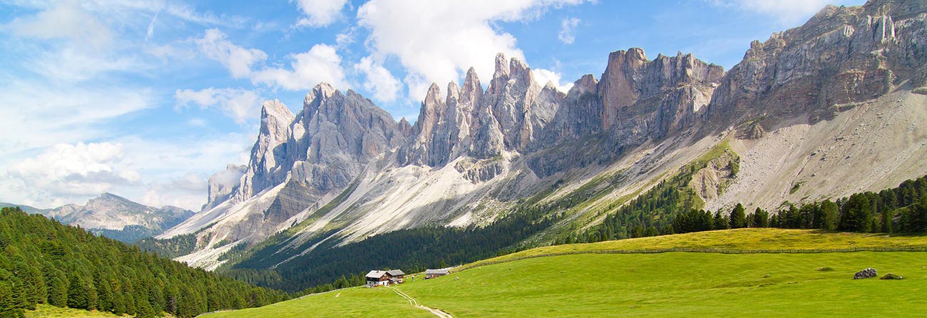 Die Geislergruppe als wunderschöne Bergwelt der Dolomiten an einem Sommertag