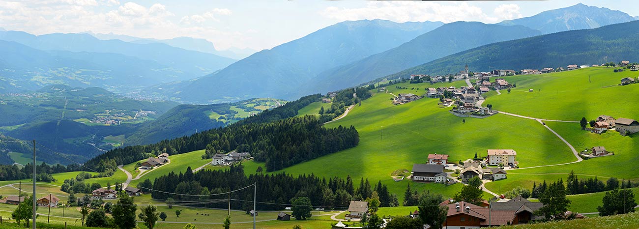 Un paese di montagna dell'area che circonda Plan de Corones