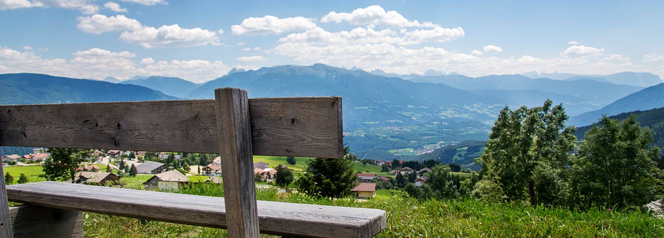 Holzbank an einem Aussichtspunkt am Kronplatz