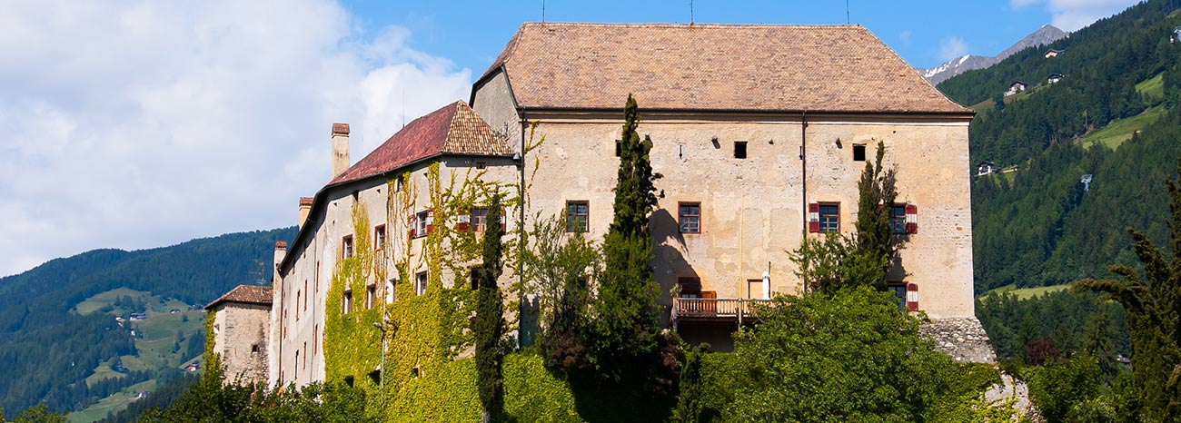 Il castello di Scena arroccato sulla cima di una montagna