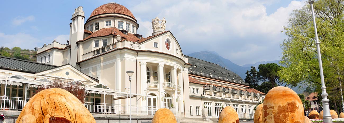 Das Gebäude des Kurhaus in Meran an einem sonnigen Tag