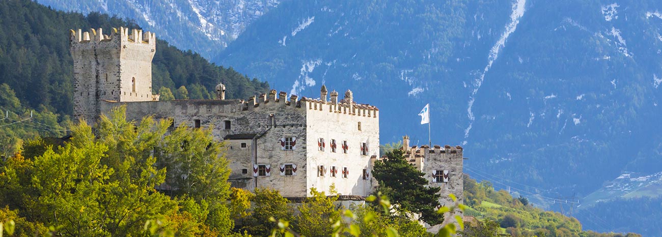 Un castello della Val Venosta sulla cima di una montagna