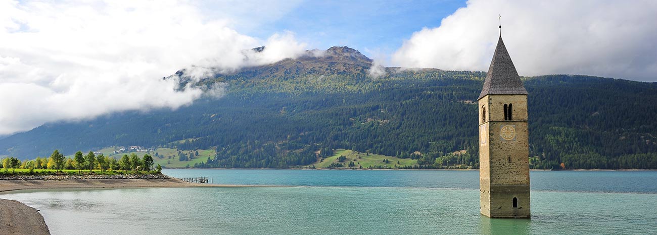 Der Reschensee mit seiem zum Teil versunkenen Kirchturm