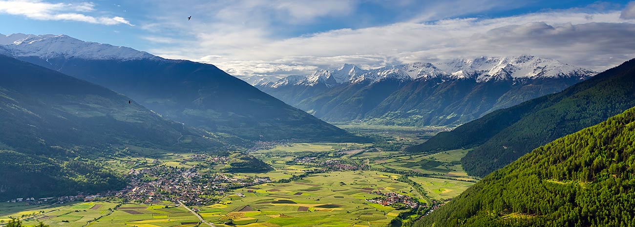 Panorama dall'alto della Val Venosta e delle sue montagne in lontananza