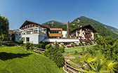 Alpenhof in Saltaus und die Sonnenbänke vor dem Hotel