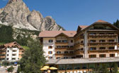 In Corvara, Alta Badia, befindet sich das Hotel Col Alto.