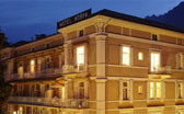 Foto notturna dell'Hotel Adria a Merano