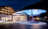 Vista invernale del Sport & Wellness Resort Quellenhof e del lago