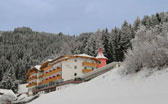Foto des Hotel Seehof inmitten des Schnees