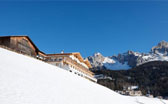 Hotel Zischghof circondato dalla neve a Obereggen